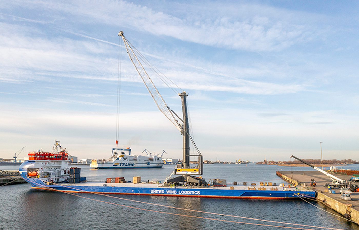 Massive Liebherr mobile electric crane lifts 300 tons in the Netherlands